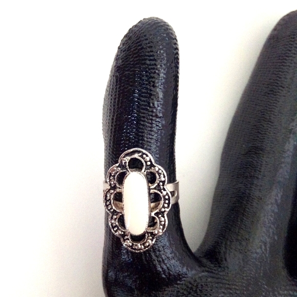 Silver-toned  With Off White Accent Adjustable Ring - Picture 3 of 9